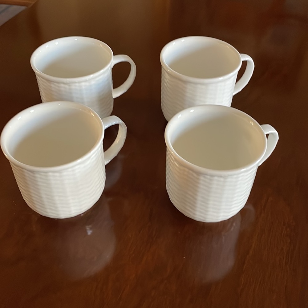 4 Wedgwood Nantucket Basket Mugs! Dishwasher safe, pet free smoke free home!